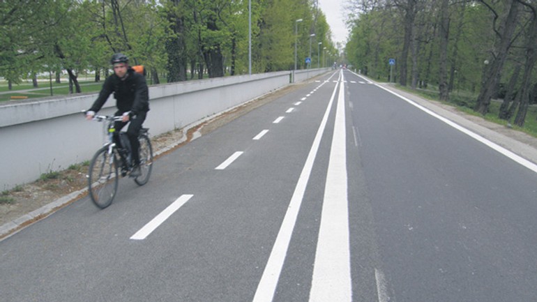 Na viedenskej ceste maľujú cyklotrasu k starému mostu - Viedenska1