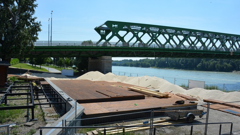 Budovanie pláže pri Starom moste