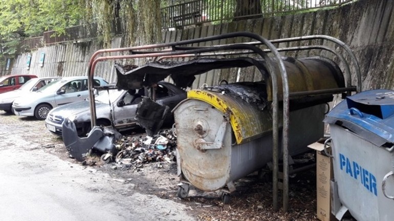 V karlovej vsi horeli kontajnery - oheň poškodil aj auto! - poziar2