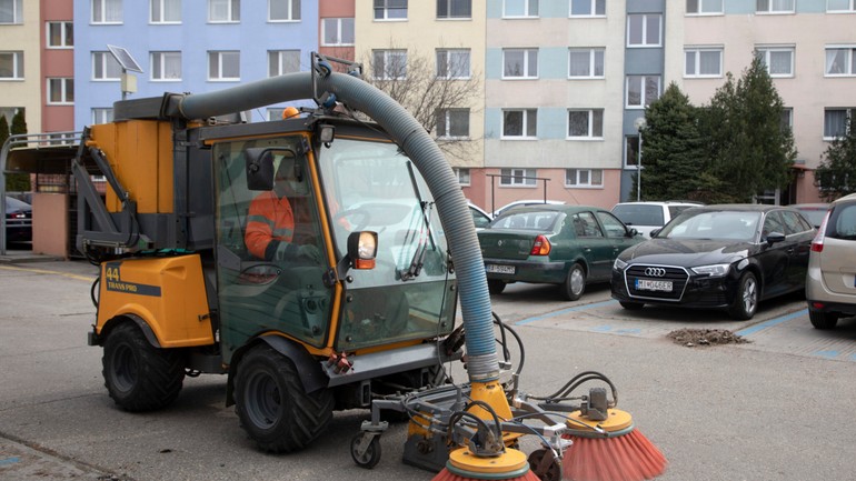 čistenie parkovísk stroj