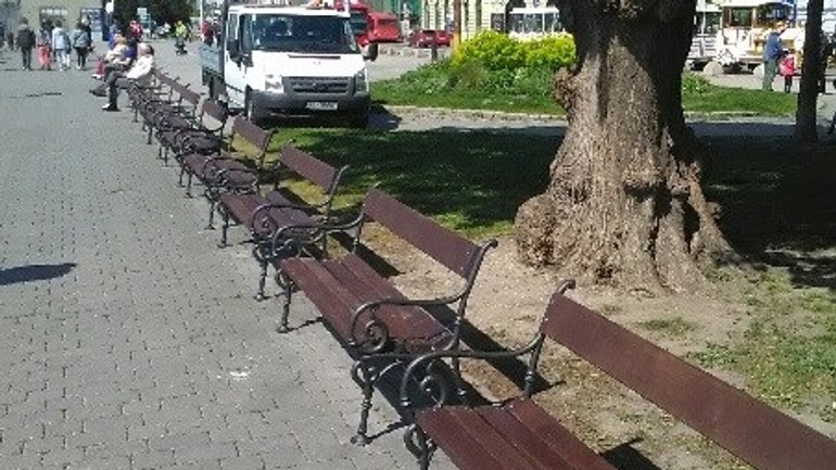 Lavičky na nábreží