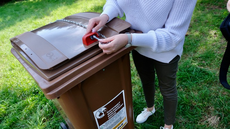 nádoba s gravitačným zámkom 