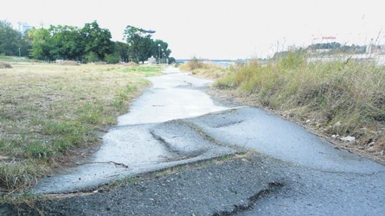 Chodník je zničený, samospráva ho chce opraviť - Tyrsovo1