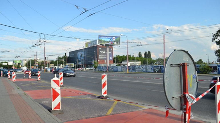 Zlom na komunikácii pri zastávke mhd svätoplukova po roku opravili - svatoplukova_oprava1