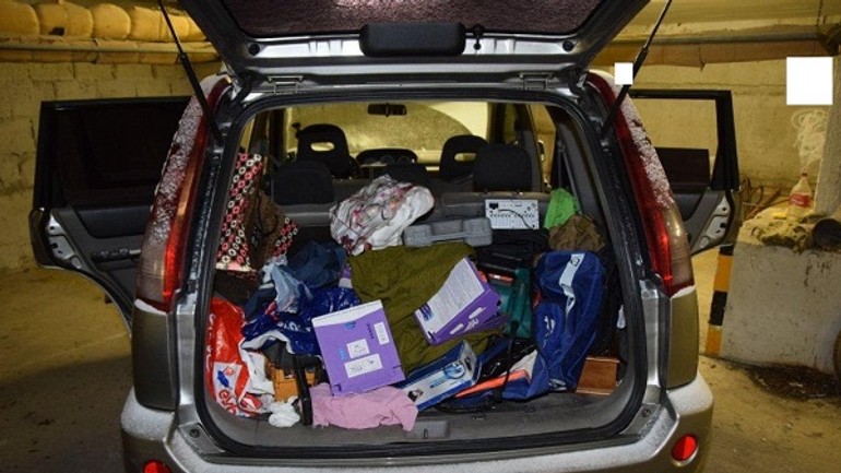 Foto: bratislavčanovi našli v aute drogy i zbraň, hrozí mu 15 rokov - 12.1.17 dogy