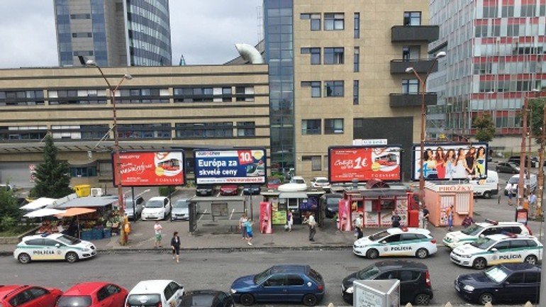 Polícia pátra po totožnosti mŕtveho muža spred autobusovej stanice - Zastavka Nivy
