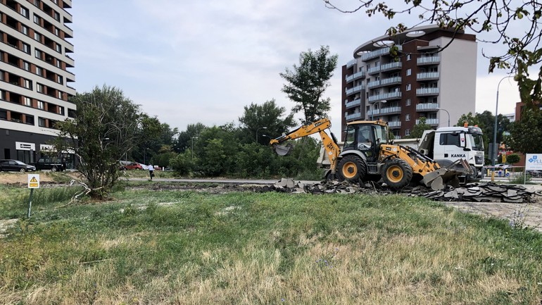 Práce na Bosákovej pri bytovom dome Fuxova