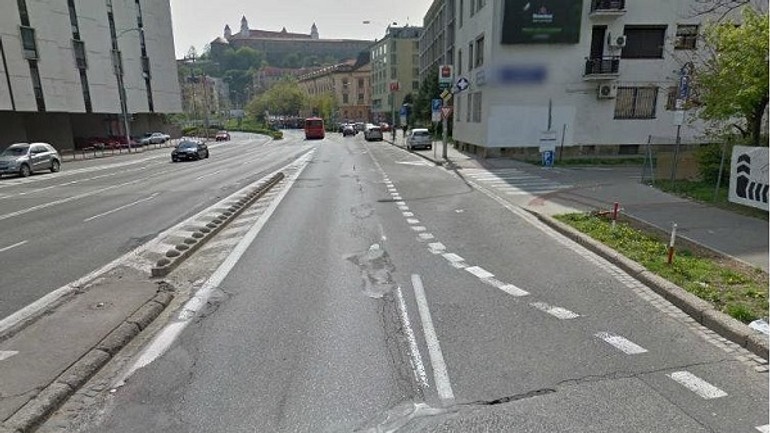 Policajti pátrajú po totožnosti mŕtveho muža na staromestskej ulici - Staromestska