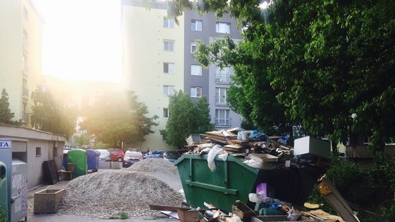 Podnikateľ na dvore znepríjemňuje život susedom. tí sú z neho zúfalí! - Krasnanskeho dvor