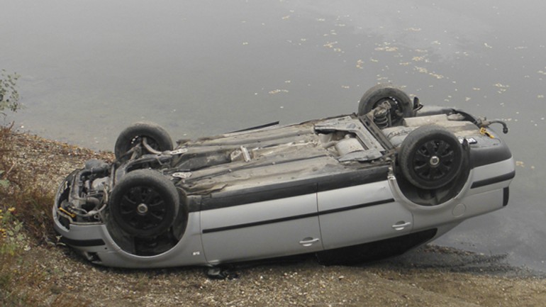 Mladý muž skončil s autom vo vajnorskom jazere - Auto vajnory1