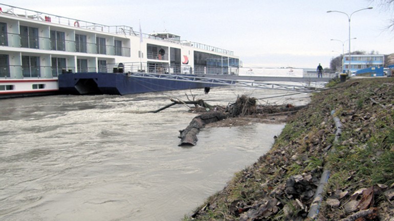 Dunaj stúpol v bratislave na takmer 7 metrov - Dunaj01