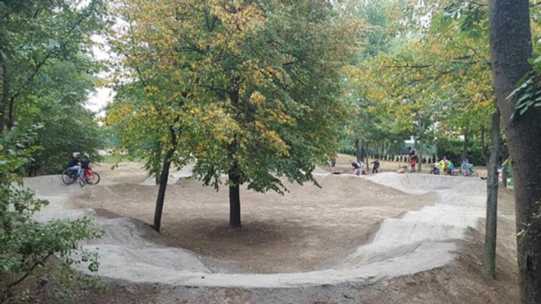 Vo vrakuni vybudovali jedinečnú dráhu pre cyklistov - pumptrack1