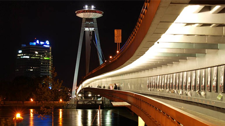 Bratislavčanka chcela skočiť z mosta, policajti jej v tom zabránili - mostsnp_vecer