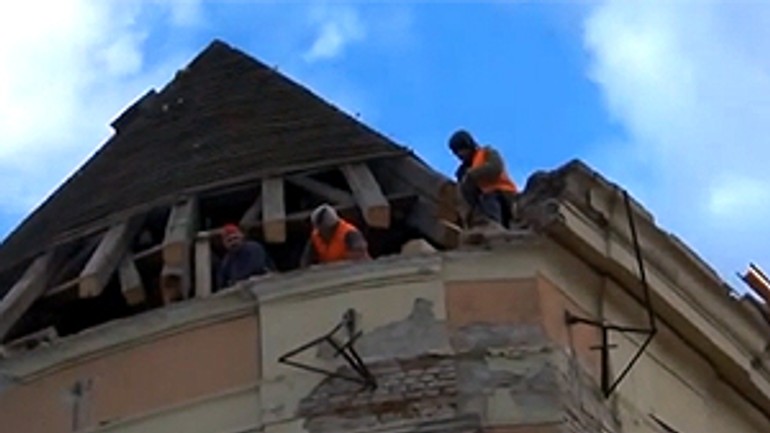 Z kostola na veternej ulici spadlo lešenie a časť múra - kostol_strecha