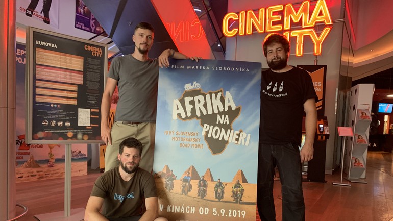 Po filmovej premiére Afrika na pionieri - sprava režisér Marek Slobodník, Marek Duranský a Martin Kochaník