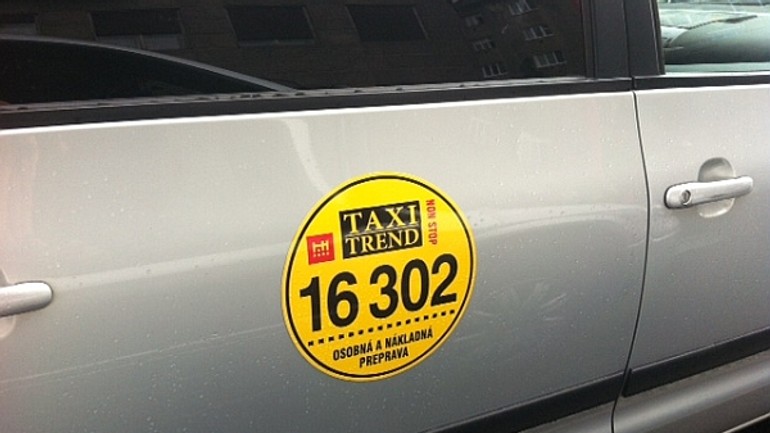 Taxislužba dlží mestu a používa navyše jeho logo - Taxik trend