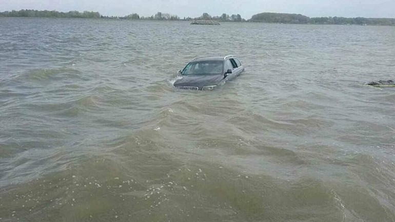 V čunove spadlo do vody auto, zasahujú tam hasiči - cunovo2