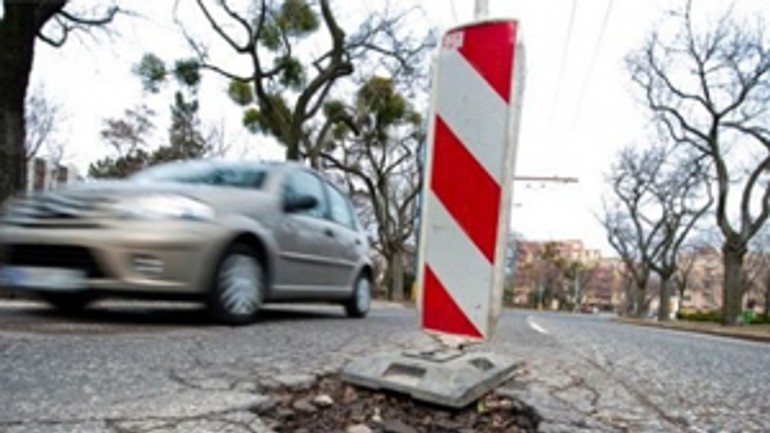 Bratislave na opravu výtlkov prispeje župa - vytlk3