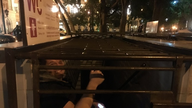 Poliak na verejných WC