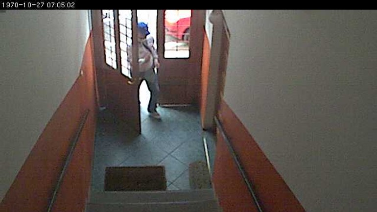 Polícia hľadá muža podozrivého z krádeže - Zlodej1