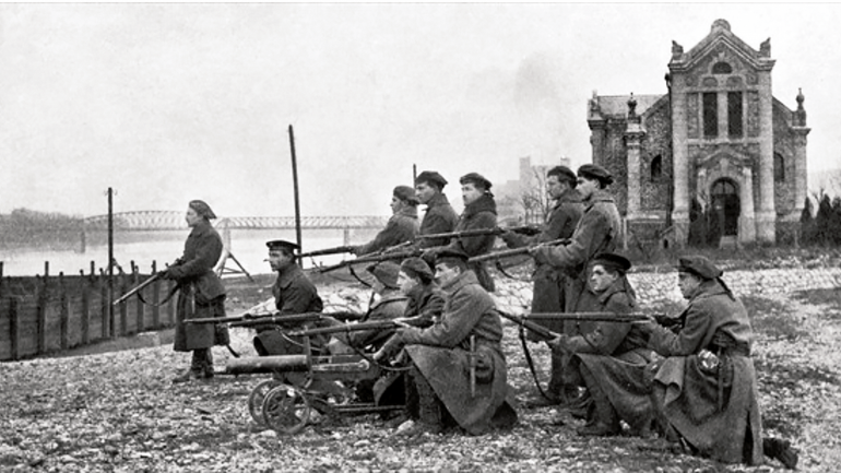 Československí vojaci strážiaci mestský breh