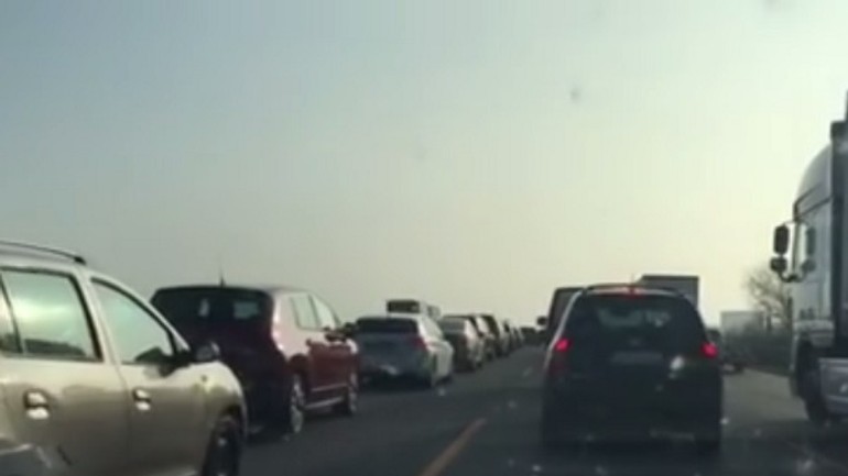 Video: kolóny na d1 medzi bratislavou a trnavou, prevrátil sa tam kamión - D1 kolona vlna