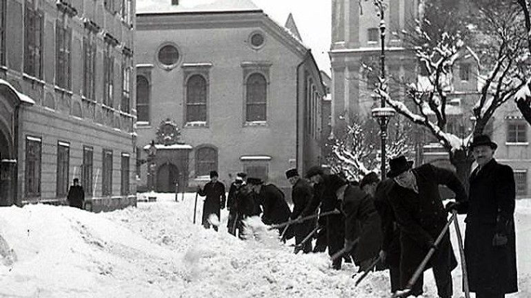 Ako sme sa so snehom v uliciach pasovali pred 60 rokmi? - Snehovi uradnici