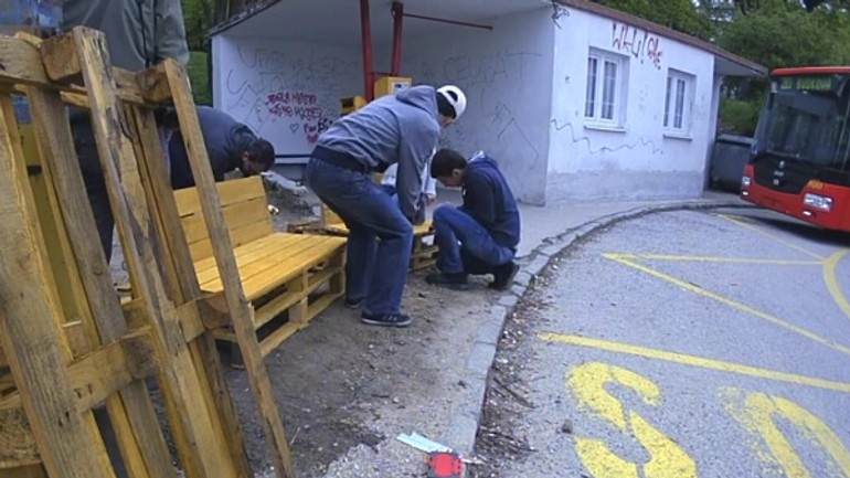 Video: aktivisti už svojpomocne osádzajú aj lavičky - lavicky koliba cupka