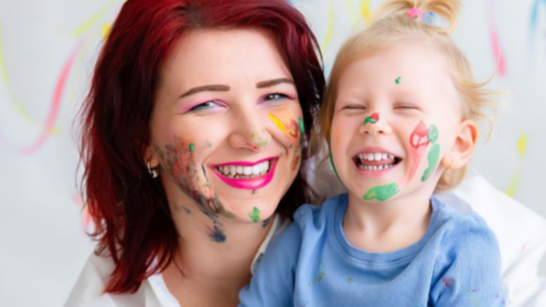 Výstava Medzi nami, kde sa v hravej farebnosti stretáva tvorba maliarky Viktórie Beke a jej dvojročnej dcérky Elišky.