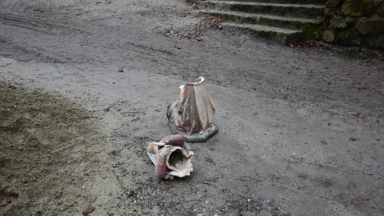 Poškodená soška v Marianke