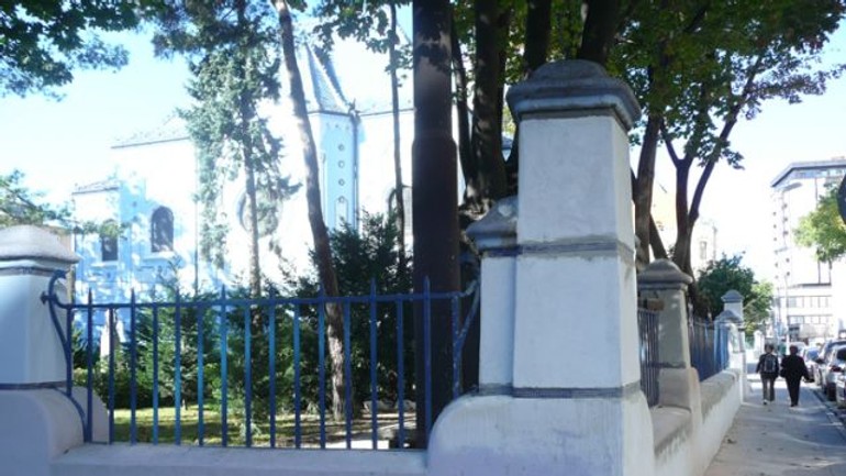 Secesný múr pri modrom kostolíku už stojí, v pôvodnej bledomodrej farbe - Mur5