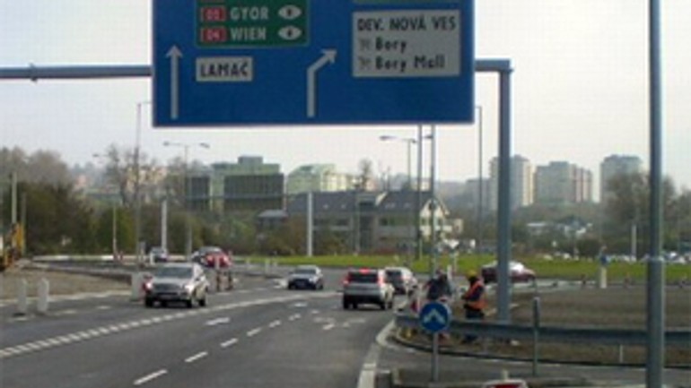 Kruhový objazd na hodonínskej je v prevádzke - kruhac_zahorska