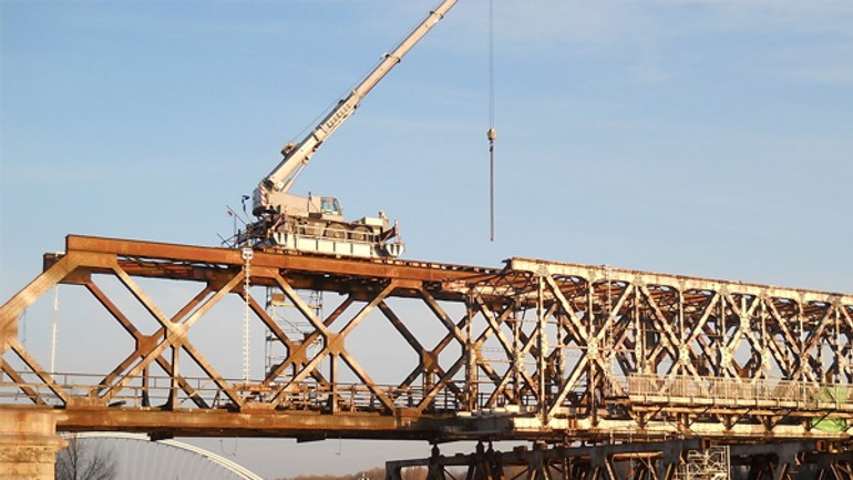 Robotník spadol zo starého mosta na pontón, vážne sa zranil - starymost_2402_1