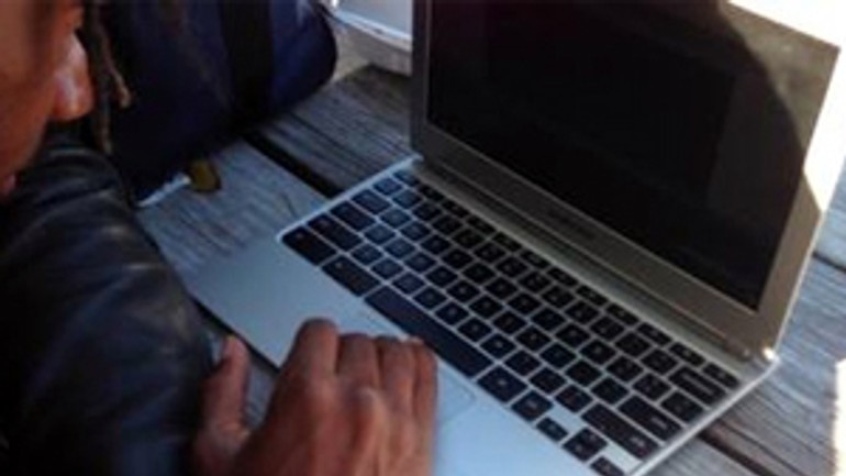 Bezdomovcov učia na počítačoch - pocitac