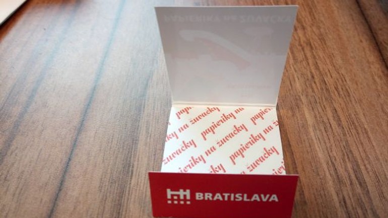 Žuvačkový chodník na dunajskej a pritom by stačilo tak málo, aby vyzeral inak... - Zuvacky papieriky 1