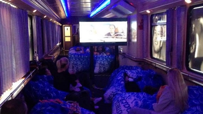 V rýchlikoch z bratislavy do košíc zriadili pojazdné kino - Kinovlak1
