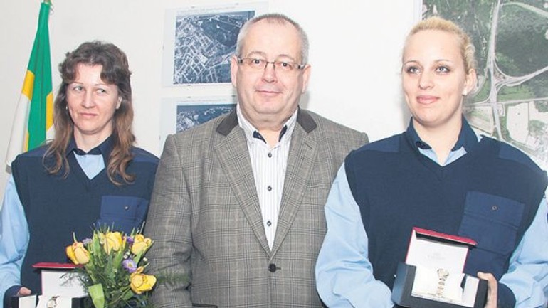 Starosta ocenil odvážne strážničky mestskej polície - Policajtky1