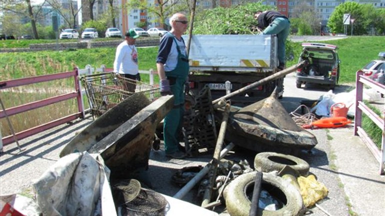 Z chorvátskeho ramena vyzbierali aj pneumatiky či dopravné značky - chorvatske_odpad1