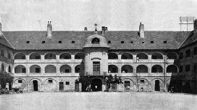 Imré madách sedel vo vodných kasárňach - Pamatnik1