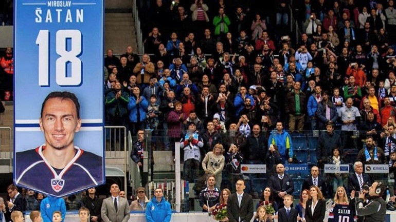 Hc slovan bratislava si uctil miroslava šatana - na zimáku vyvesili jeho zástavu - Satan0