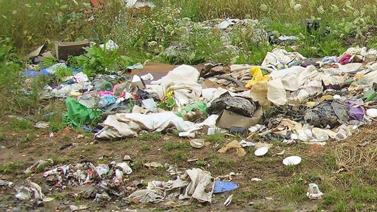 Bezdomovci robia z lesíka smetisko - odpad