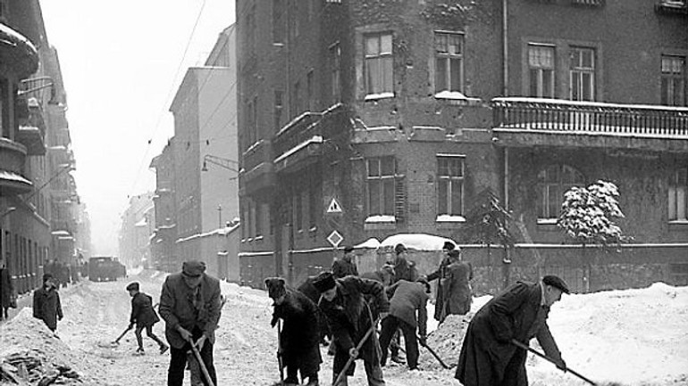 Ako sme sa so snehom v uliciach pasovali pred 60 rokmi? - Odpratavanie snehu