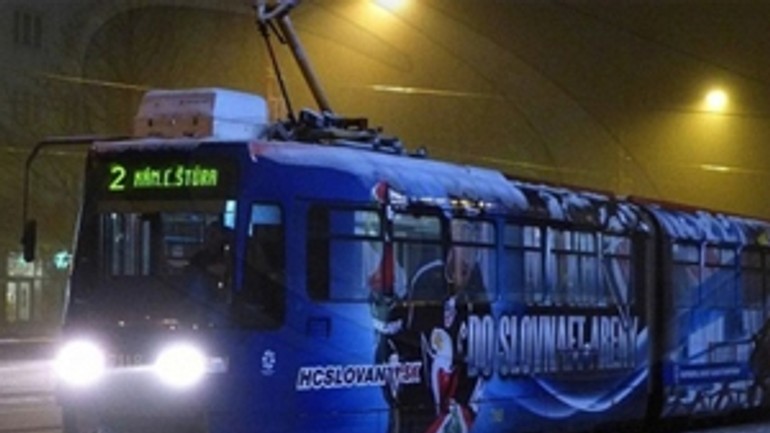 Hokejisti slovana budú rozdávať autogramy v električke - elektricka_hcslovan