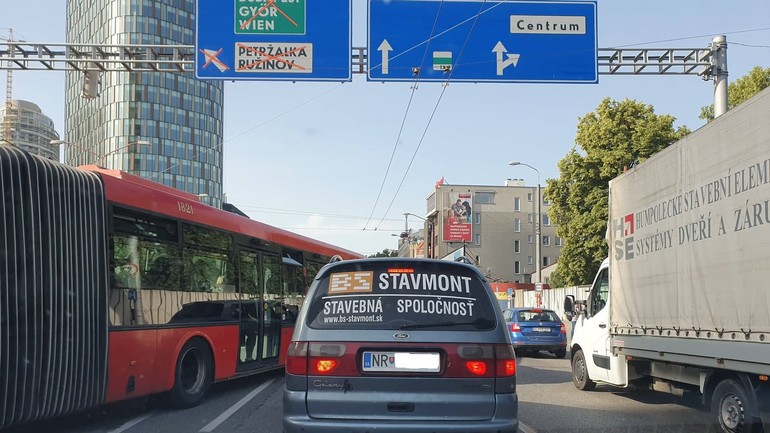 Zápcha na Karadžičovej