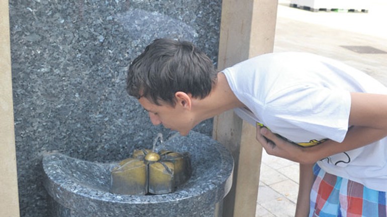 Pitná fontánka na hlavnom námestí funguje a vraj aj fungovala - fontana1