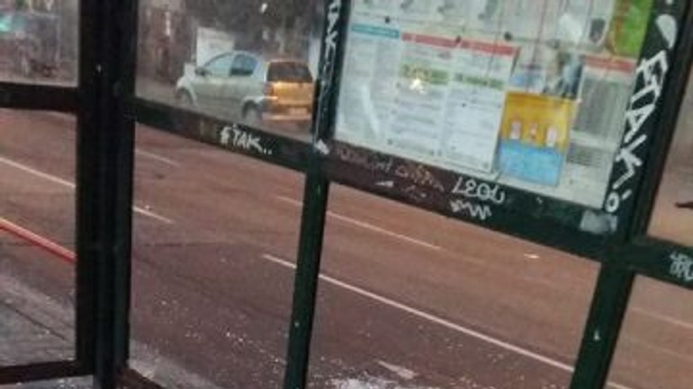 Foto: neznámy vandal v noci rozkopal zastávku mhd na molecovej - Molecova1