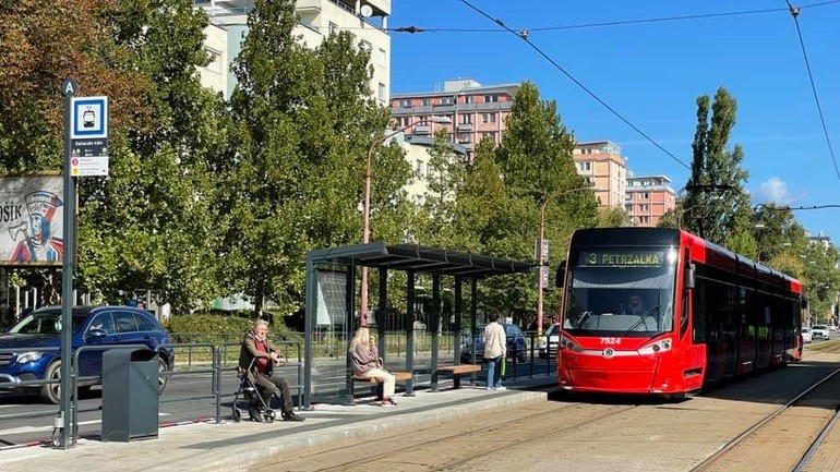 zastávka s novým prístreškom, označovníkom a vitrínou