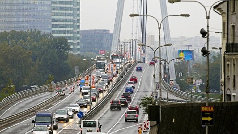 Na moste snp do seba ráno vrazili štyri osobné autá - Most SNP