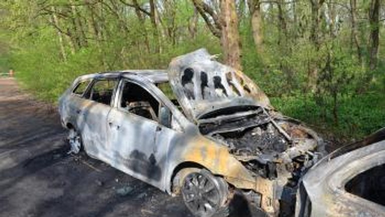 Polícia vyšetruje okolnosti nočného požiaru štyroch áut - auto_poziar