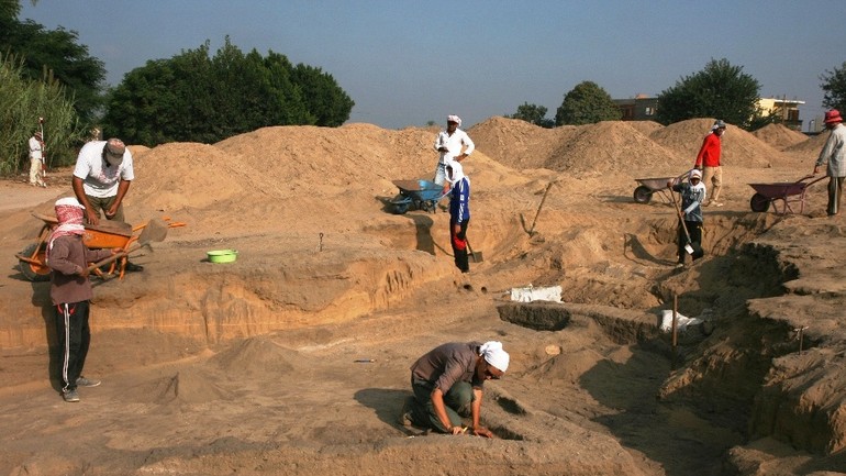 Práce na archeologickom výskume v plnom prúde, v popredí Veronika Dubcová, Tell el-Retábí, Egypt